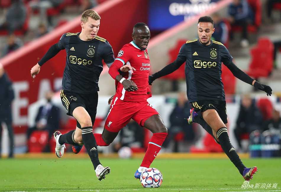 亨德森在拼抢中高高跃起，与对手展开激烈头球争夺，展现了红军队长身先士卒的拼搏精神与领导力。