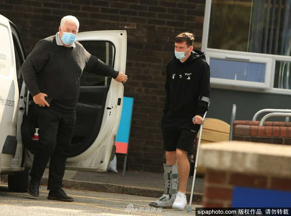 罗伯逊痛苦倒地，在安菲尔德草皮上紧紧捂住右脚踝，面部表情因剧痛而扭曲，身旁是焦急呼喊队医的队友与对手