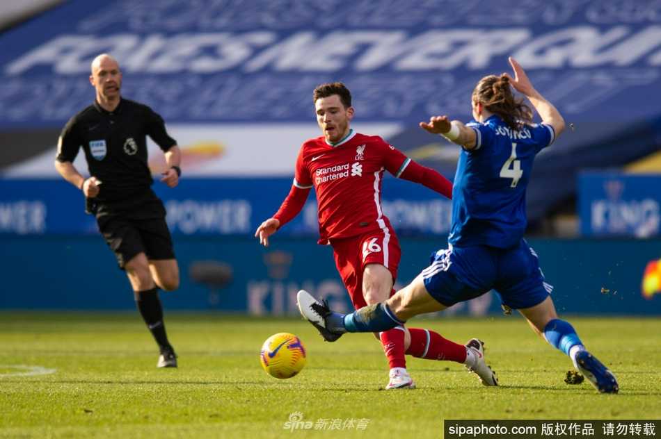 罗伯逊面带微笑，郑重地在续约合同上签下自己的名字，这支笔落下的一刻，不仅是对未来的承诺，更是他与利物浦之间深厚情感的又一次凝结。