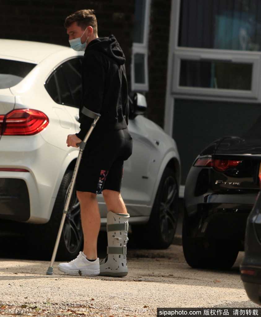 在梅尔伍德训练基地，罗伯逊独自进行康复训练，双手叉腰神情专注，右脚的护具格外显眼，阳光洒在他坚毅的侧脸上