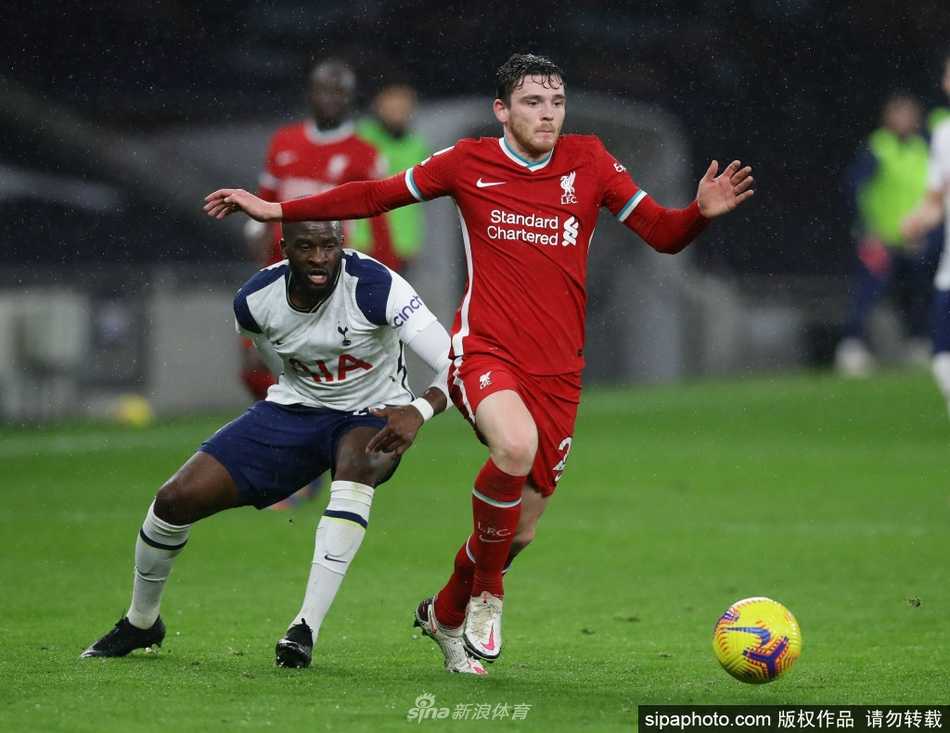 罗伯逊在安菲尔德球场激情滑跪，身后的看台仿佛为他沸腾的红色海洋，每一寸草皮都见证着他为红军拼尽全力的决心。