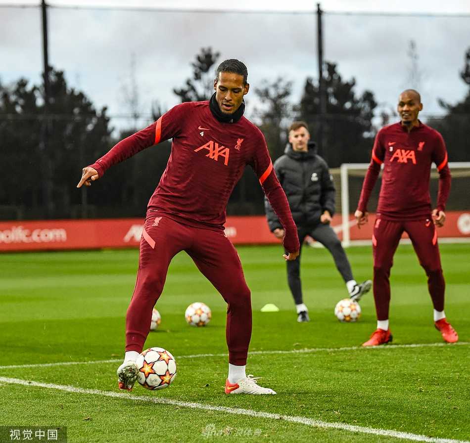 红军志在双杀晋级,安菲尔德静待宿敌挑战 训练场上欢声笑语,萨拉赫与马内勾肩搭背,这对黄金搭档的眼神中充满了对胜利的渴望,也透露出兄弟般的默契与深厚情谊。