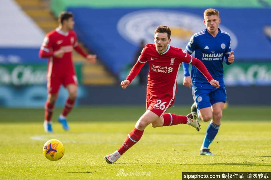 罗伯逊在赛场上全神贯注地控球，红色的战袍在阳光下格外耀眼，他的眼神中透露出对胜利的无限渴望，仿佛随时准备撕破对手的防线。