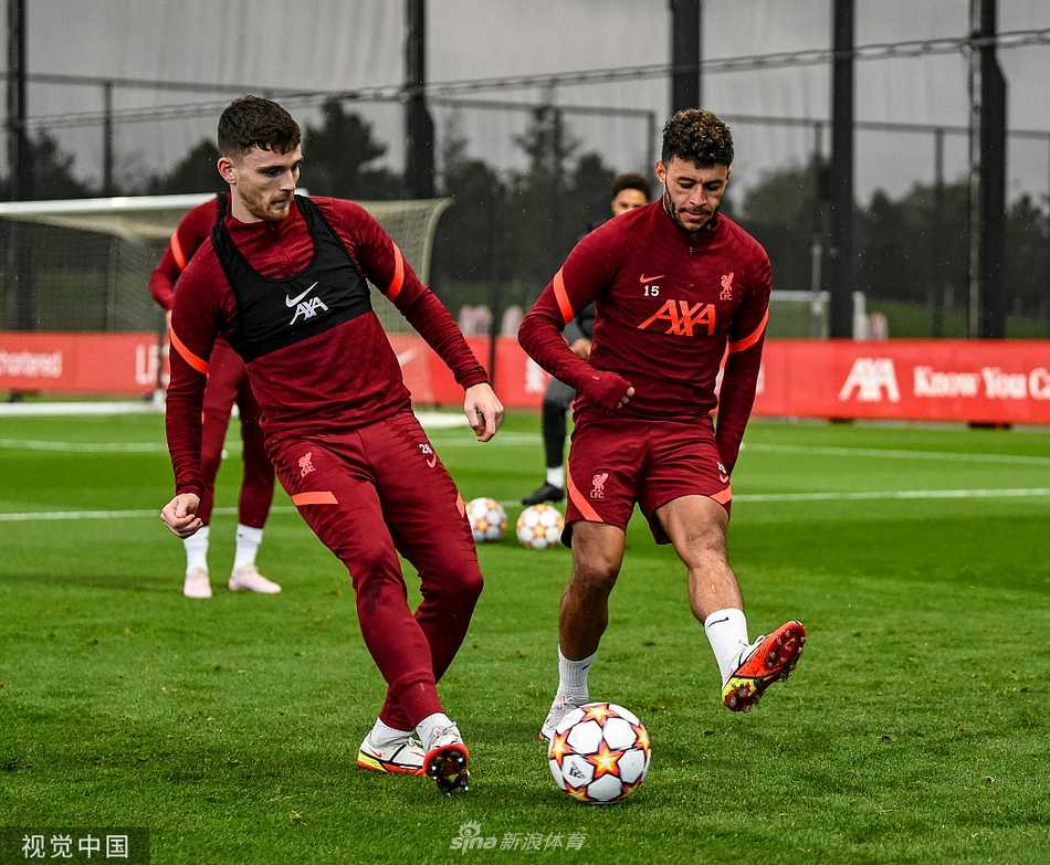 红军志在双杀晋级,安菲尔德静待宿敌挑战 利物浦的中场大脑蒂亚戈在训练中全神贯注,脚下的皮球仿佛被施了魔法,他的每一次触球都预示着安菲尔德即将到来的中场交响乐。