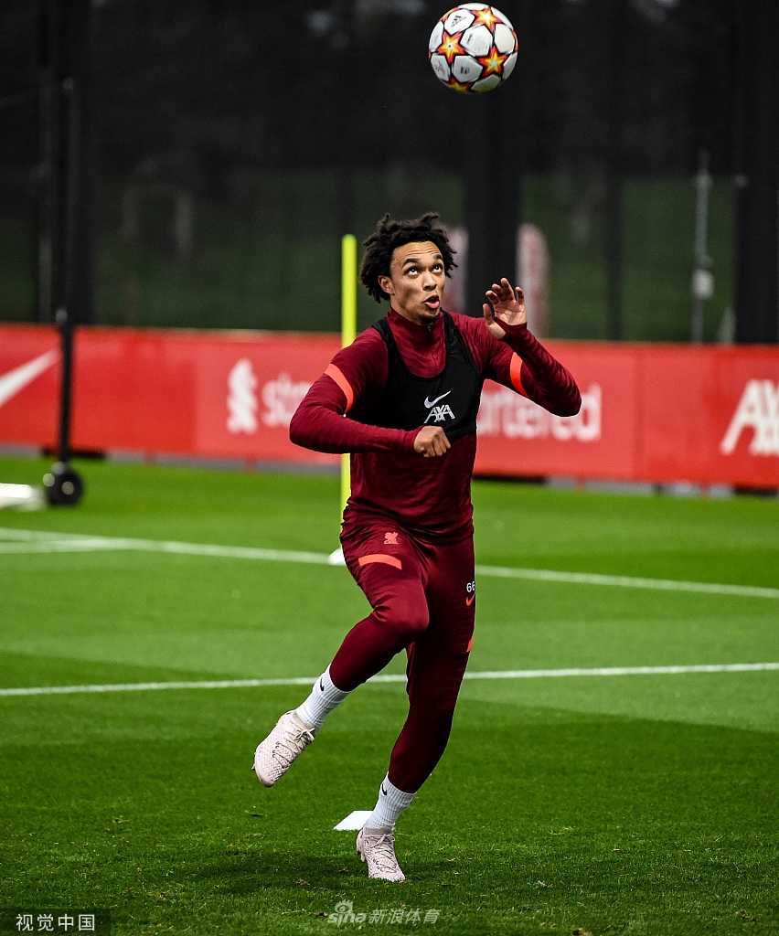 红军志在双杀晋级,安菲尔德静待宿敌挑战 队长亨德森在训练中大声呼喊着指挥队友跑位,他的手臂在阳光下显得格外醒目,那是领袖的臂章,更是球队在逆境中绝不放弃的精神图腾。