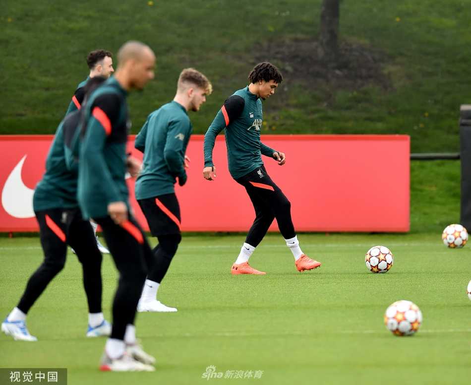 利物浦核心萨拉赫在训练中露出标志性灿烂笑容，轻松氛围感染全队