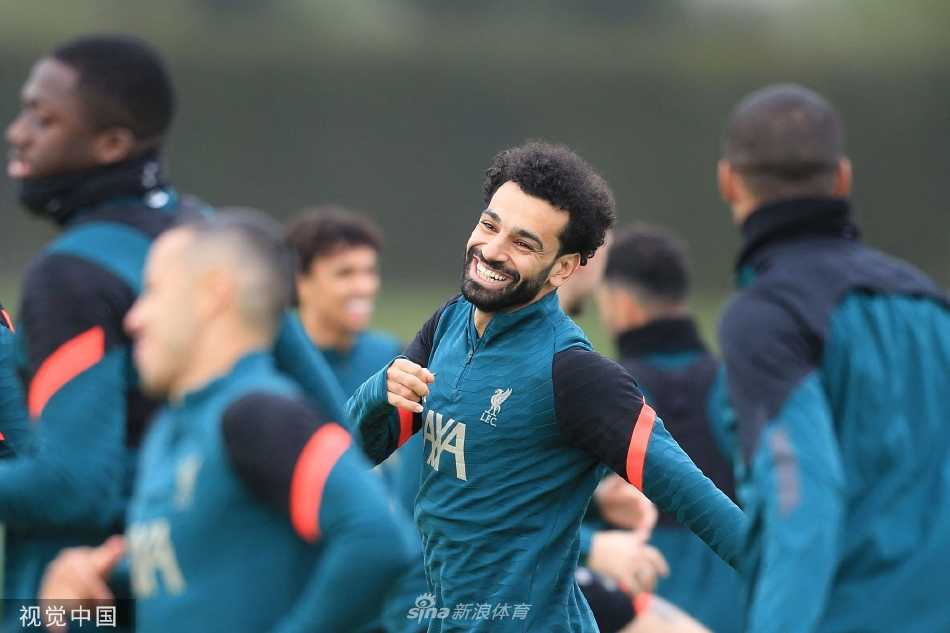 利物浦全队在安菲尔德球场进行有球战术合练，球员神情专注跑位精准