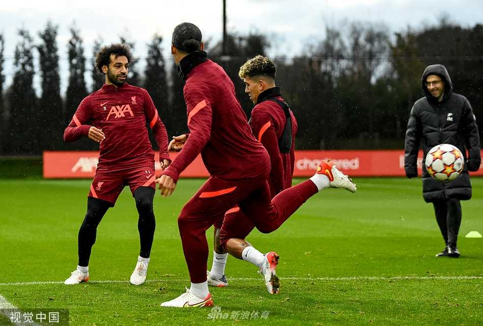 红军志在双杀晋级,安菲尔德静待宿敌挑战 范戴克在训练中腾空而起,犹如一头雄鹰俯瞰大地,他的制空霸权让任何传入禁区的高空球都变得危机四伏,他是红军防线最坚实的屏障。