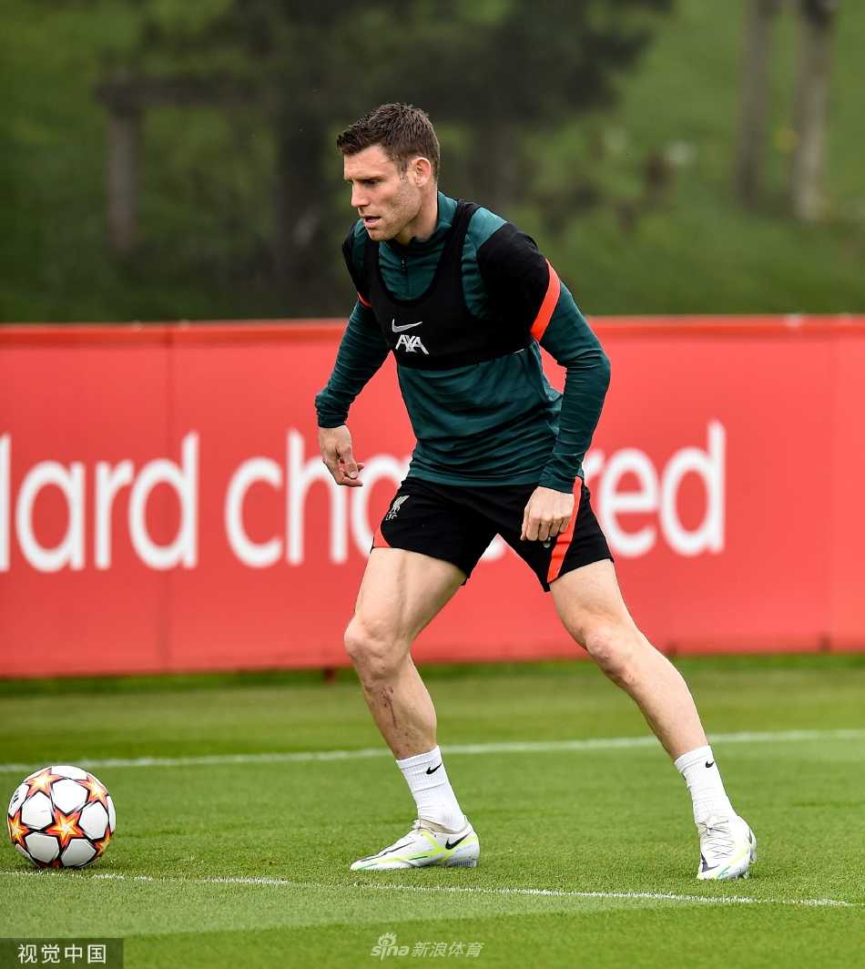 克洛普与教练组密切关注训练，萨拉赫与队友在旁进行专项技术练习