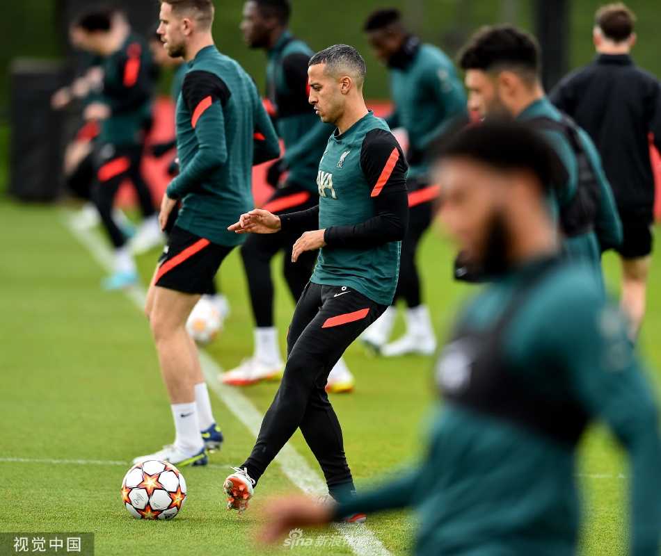 萨拉赫与锋线队友马内等人进行小组传接球配合，彼此默契十足