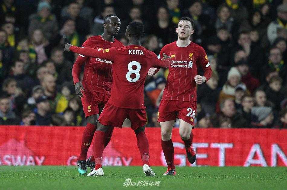 马内破门瞬间，他腾空而起用脚弓推射，足球如炮弹般钻入网窝，门将扑救不及