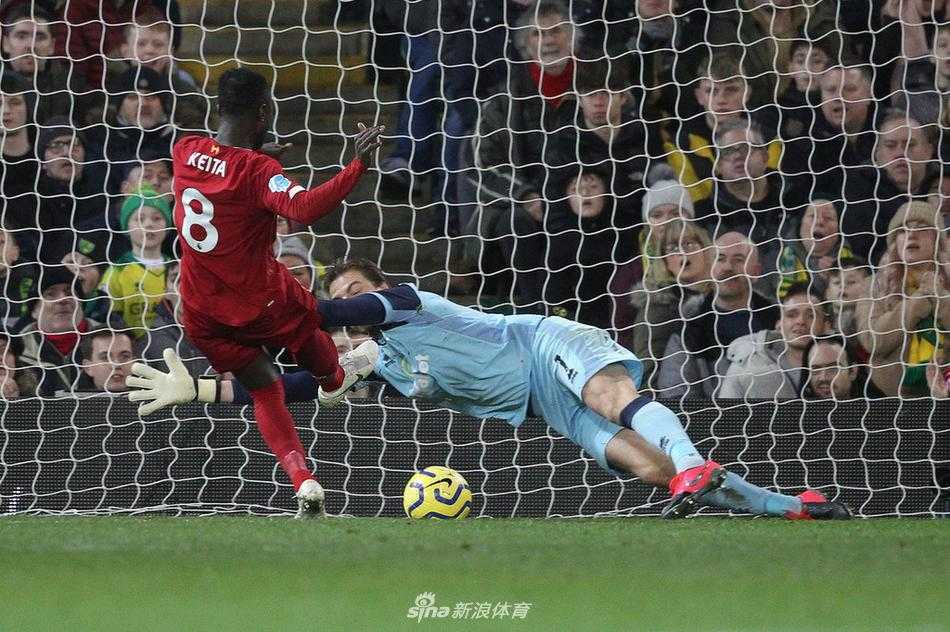 利物浦众将围成一团激情庆祝破门，马内站在中央成为焦点，队友们脸上洋溢着胜利的喜悦