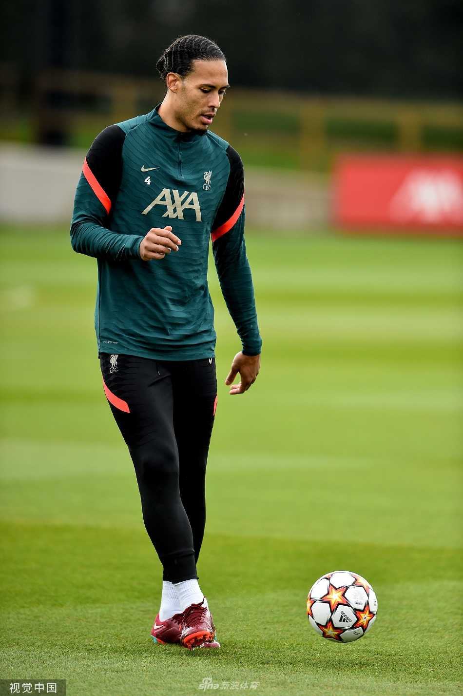 训练间隙红军众将轻松交流，展现紧密团结更衣室氛围与必胜信念