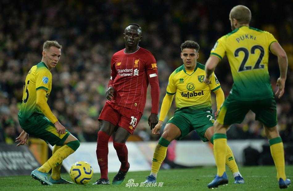 克洛普与弟子深情拥抱，渣叔脸上满是欣慰与鼓励，球员则像孩子般依偎，展现了深厚的师徒情谊