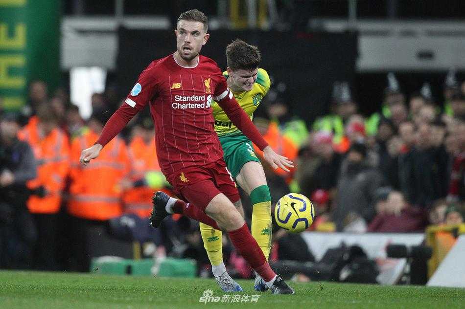 马内在三人包夹下依然从容护球，他张开双臂保持平衡，脸上没有丝毫慌乱，尽显锋线杀手本色