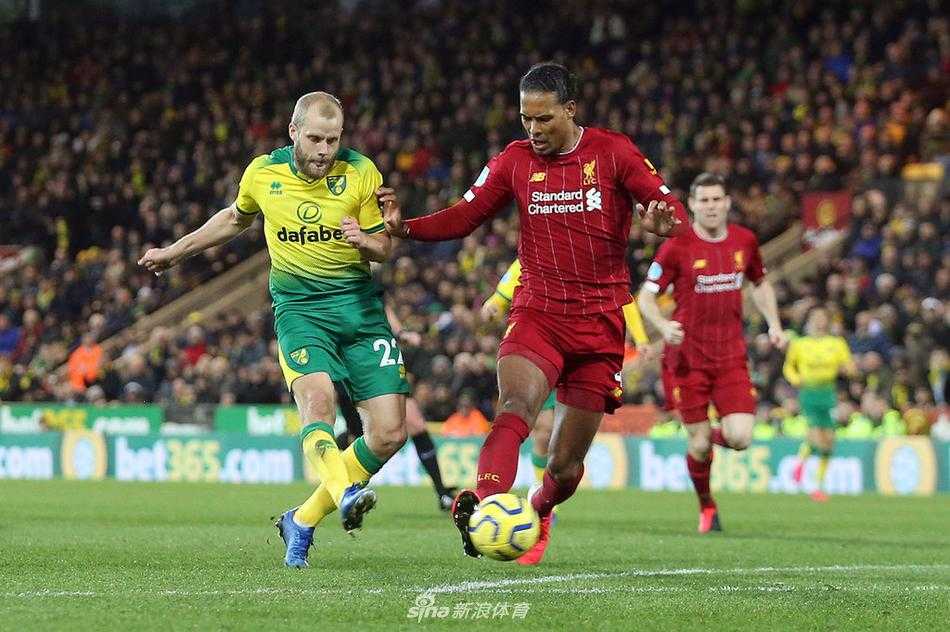 亨德森在中场抬头观察，他一手指挥队友跑位，眼神犀利，仿佛洞悉了场上的一切变化