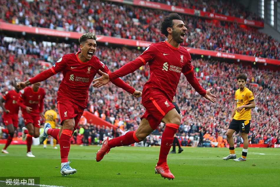 利物浦球星萨拉赫在攻入反超进球后，张开双臂奔向角旗区激情庆祝，眼神中写满了释放与决心。