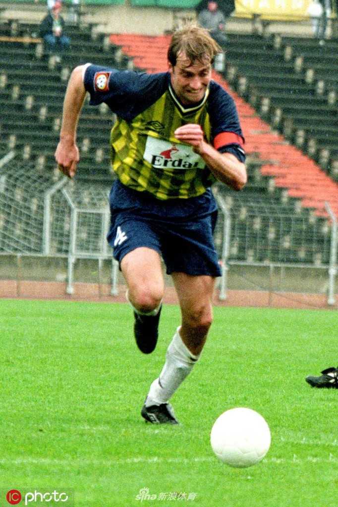 克洛普深情注视着他的球员，眼神中充满信任与鼓励，这是他作为领路人最温柔的一面