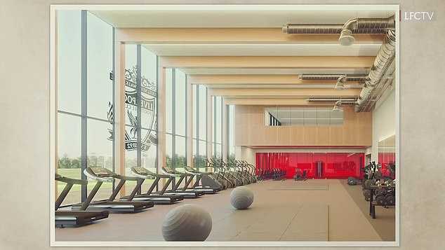 在室内游泳馆清澈的蓝色水波旁，巨大的利物浦队徽格外显眼，这不仅是球员们放松身心、进行水疗恢复的绝佳场所，更彰显着俱乐部的品牌荣耀与专业底蕴。