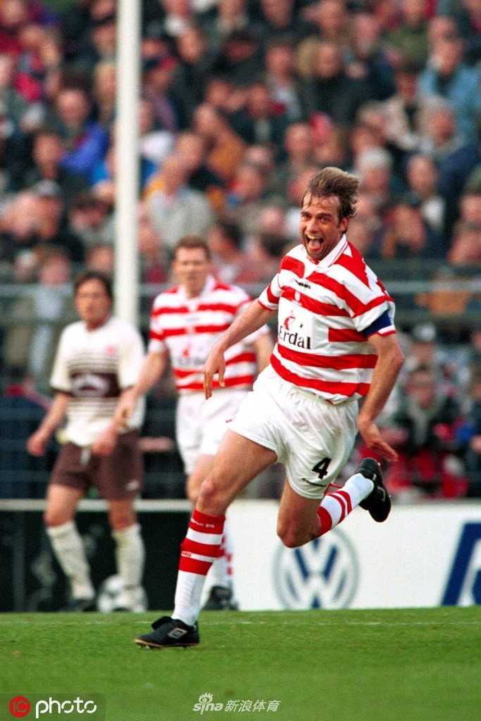 克洛普在场边与对手教练相视一笑，既是对手也是知己，英超的江湖因他们的存在而更加精彩