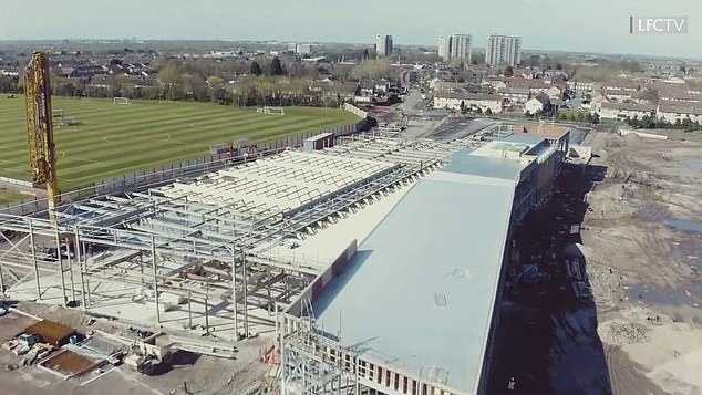 从高空俯瞰，崭新的利物浦柯克比训练基地建筑群在绿茵场的环抱中格外醒目，现代化的线条与周边自然环境和谐相融，仿佛一座专为冠军打造的足球堡垒。