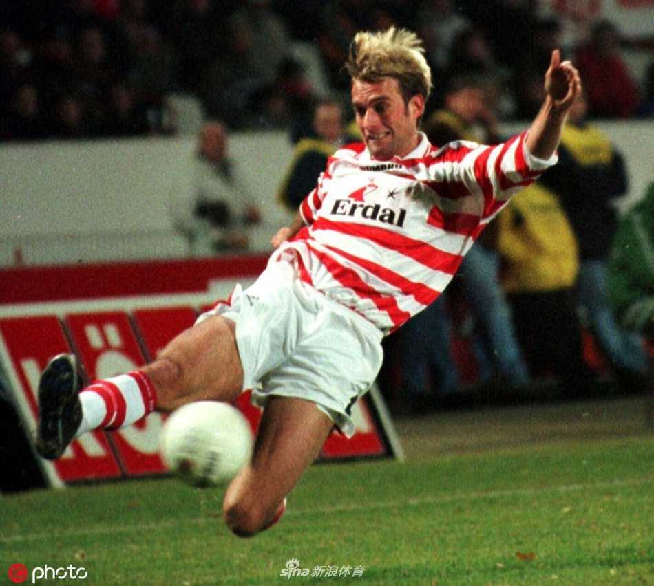 夺冠游行中的克洛普，叼着雪茄，戴着护目镜，尽情享受着与球迷们共度的荣耀时刻，这是他应得的嘉奖