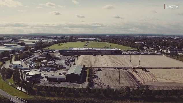 光线充足的室内训练场内，球员们正在进行分组对抗训练，高标准的草皮和现代化的顶棚设计，确保了无论室外天气如何，训练质量都能得到最高级别的保障。