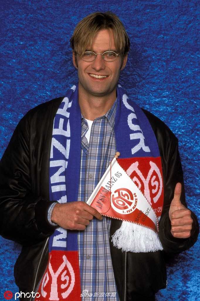 即将告别时，克洛普向看台上的球迷深情致意，眼神中满是不舍，感谢他们一路相随的风雨同舟