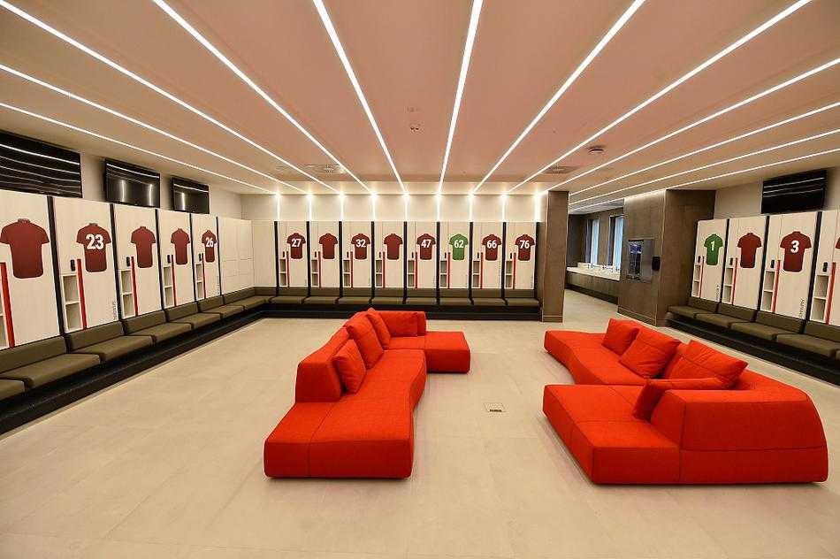 从高空俯瞰柯克比训练基地，现代化的建筑群错落有致，多块标准球场绿茵如毯，在夕阳余晖下闪耀着利物浦新时代的光芒。