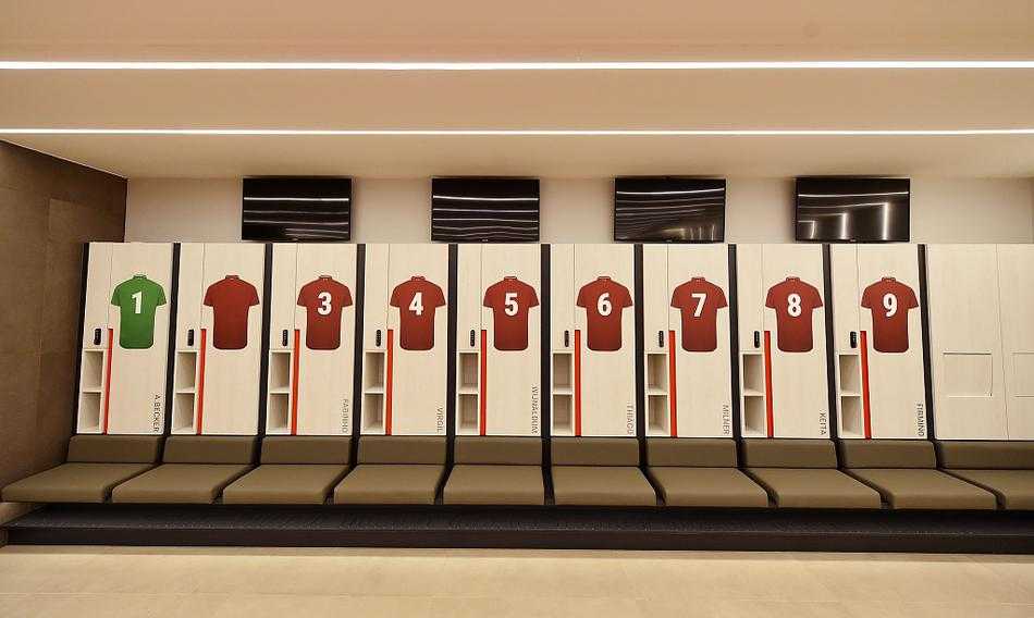 在全新的新闻发布厅内，红黑色的背景墙简洁而庄重，先进的灯光与音响设备就绪，等待着克洛普在这里向全世界媒体发出胜利的宣言。