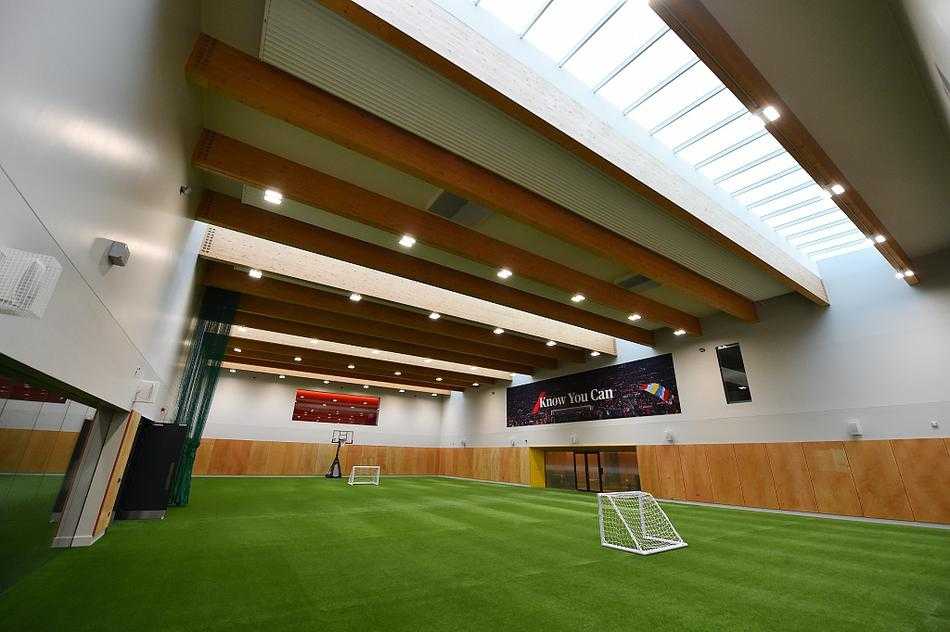 顶级配置的健身房内，力量器械井然有序，墙上巨大的利物浦队徽格外醒目，这里将是红军将士们挥洒汗水、锤炼钢铁体魄的秘密基地。