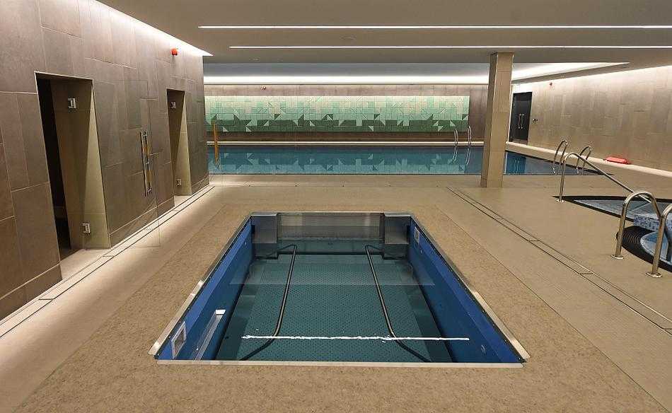 夕阳穿透基地主楼的玻璃幕墙，洒在印有利物浦队徽的通道地面上，金色的光辉仿佛预示着这座耗巨资打造的新基地将见证红军未来无数的辉煌。