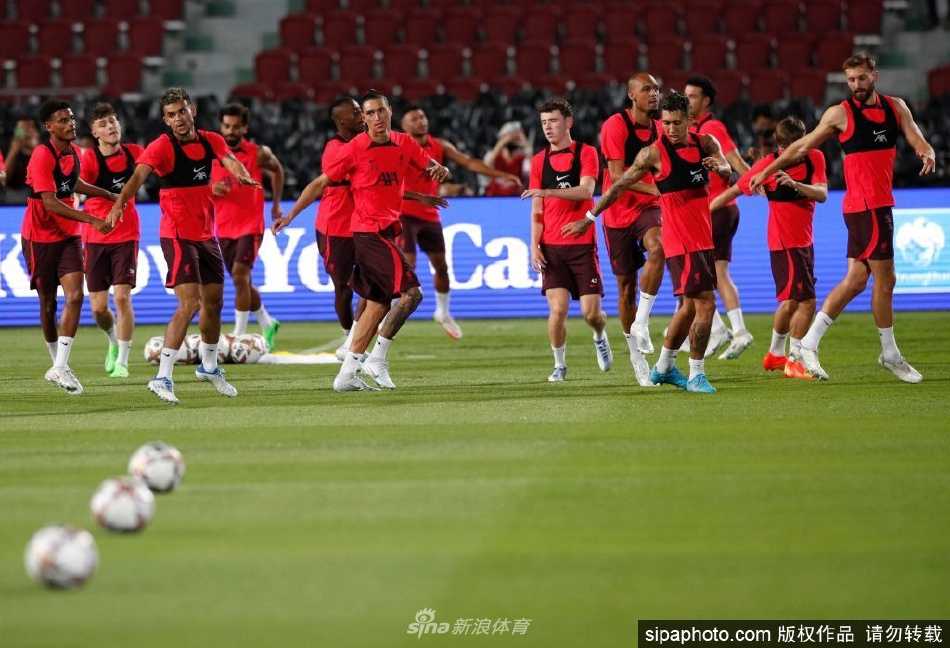 夜幕下的拉贾曼加拉体育场灯火通明，利物浦球员在绿茵场上进行分组对抗训练，身影在灯光下拉长，充满了力量感与竞技之美。