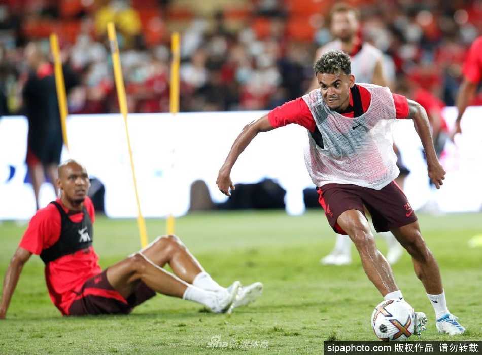 球队助理教练正手持战术板，向聚精会神的球员们讲解跑位与战术要点，达尔文·努涅斯等新援听得格外认真。