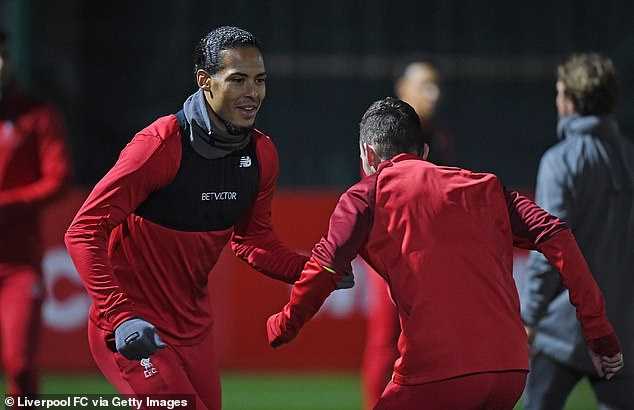 利物浦前场攻击手努涅斯在训练中完成了一记势大力沉的射门，皮球应声入网，他握拳怒吼，脸上洋溢着自信的笑容，旁边队友投来赞许的目光。