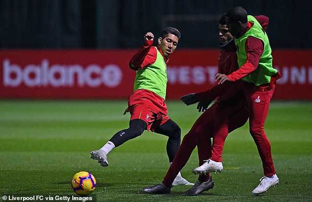 夕阳余晖洒在利物浦的训练场上，完成训练的萨拉赫独自一人加练任意球，他的身影被拉长，专注地瞄准球门死角，受伤的手臂似乎没有影响他对胜利的渴望。