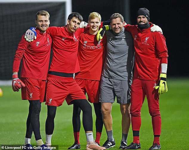 利物浦队内训练对抗赛激烈进行中，多名球员在禁区内争抢头球，气氛剑拔弩张，足球在空中划出一道弧线，攻防双方都拼尽全力，展现了比赛日可能出现的激烈程度。