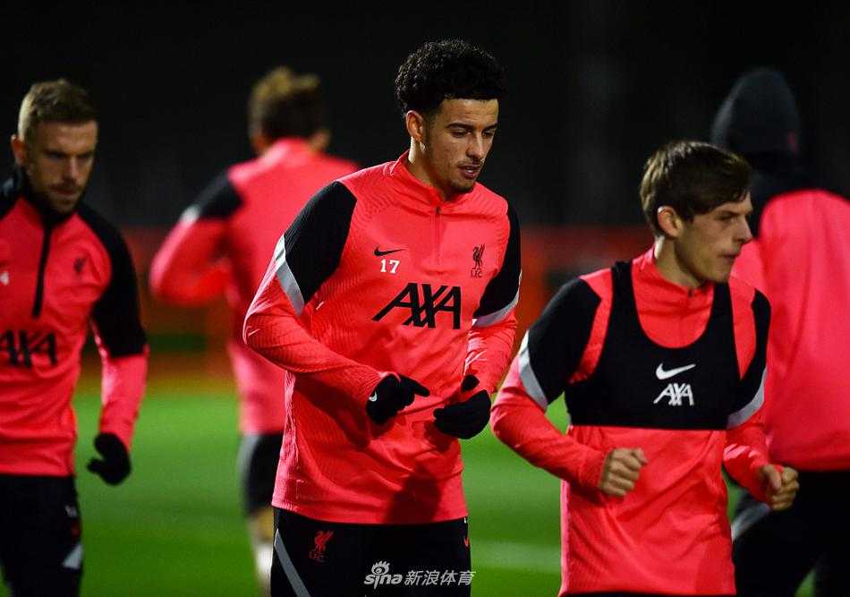 柯蒂斯·琼斯在训练中紧锁眉头，年轻的脸上写满了与年龄不符的沉稳，他即将迎来生涯最重要的一战。