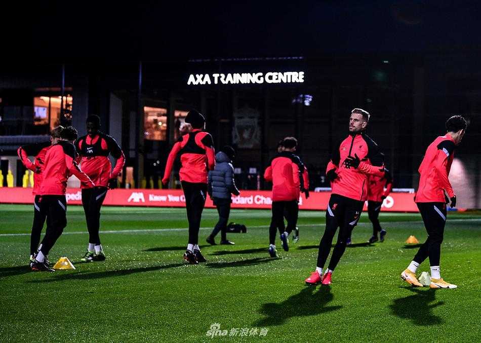 训练场上，维纳尔杜姆张开双臂保持平衡，脸上带着轻松的笑容，仿佛在告诉队友们放平心态，此战必胜。