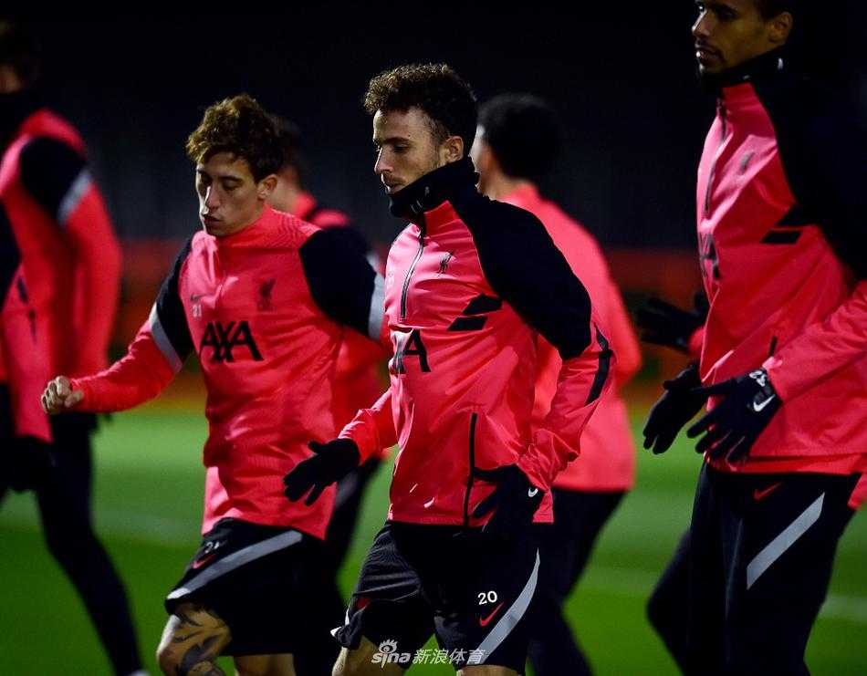 科纳特在寒风中呼出白气，眼神专注地望向远方，安菲尔德训练基地的冬日阳光在他脸上勾勒出坚毅的线条。