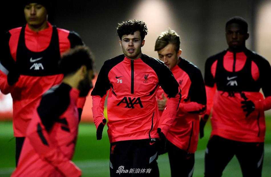 法比尼奥在后场进行长传转移，皮球划出一道美妙的弧线，精准地找到前插的队友，这一刻他不仅是后腰，更是防线的指挥官。