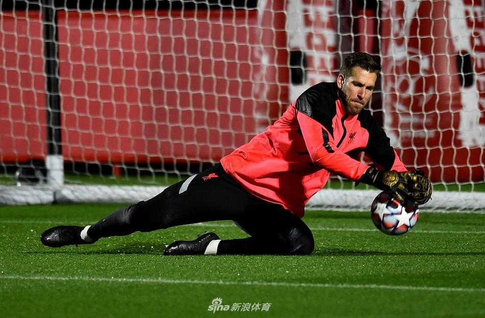 克洛普双手叉腰站在场边注视着训练，微蹙的眉头下是一双充满信念的眼睛，他正在为这支残阵红军注入最后的战术灵魂。