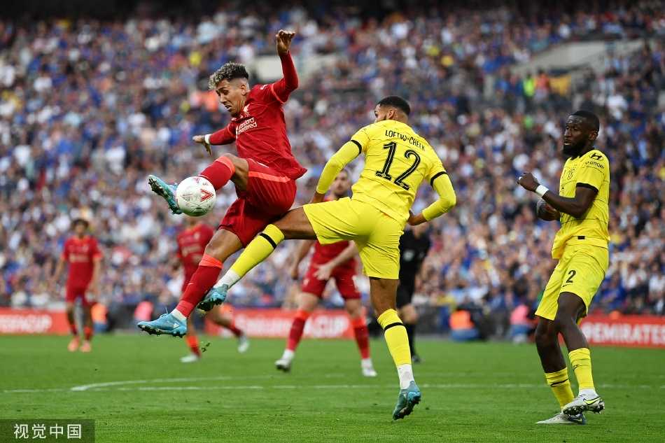 切尔西队长阿斯皮利奎塔射失点球后，利物浦门神阿利松激动地挥舞双拳仰天怒吼，宣泄着球队在点球大战中取得领先的激情。