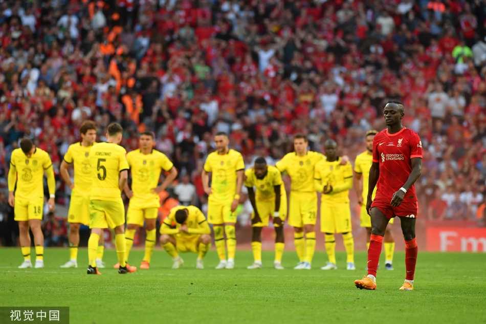 利物浦核心射手萨拉赫因伤提前退场，正坐在场边接受队医细致的治疗，神情凝重。