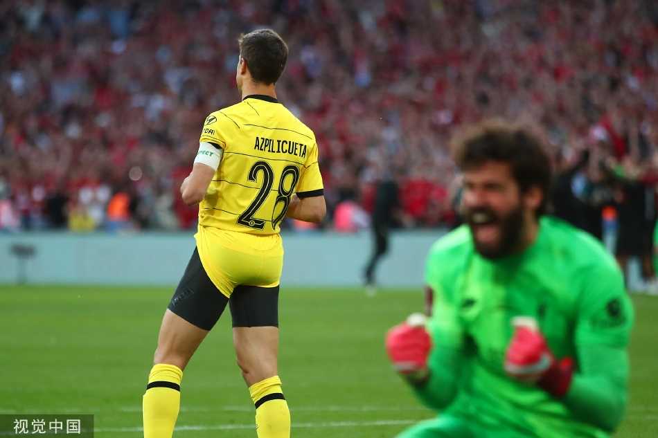 希腊后卫齐米卡斯深情亲吻怀中的足总杯冠军奖杯，脸上洋溢着梦想成真的无限喜悦与自豪。