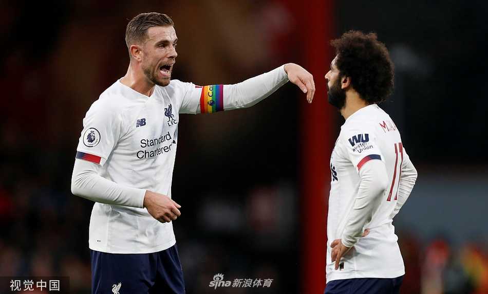 萨拉赫脚后跟妙传瞬间，皮球从防守球员缝隙中穿过，凯塔正准备接应，画面充满灵性