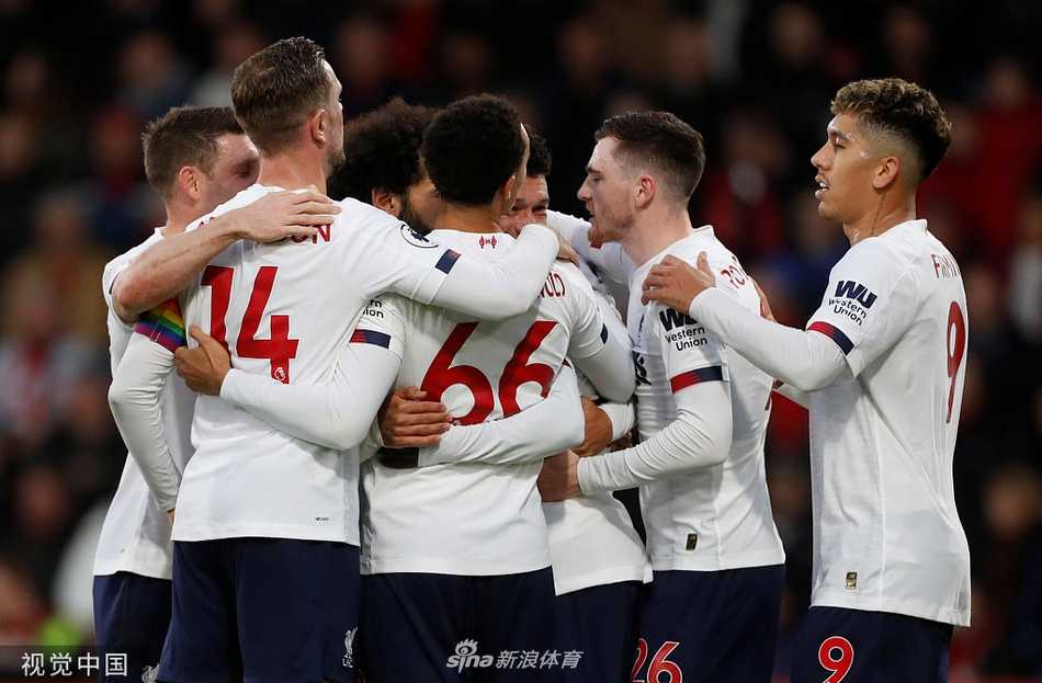 张伯伦凌空垫射破门瞬间，张开双臂激情庆祝，身后是沮丧的伯恩茅斯防守球员