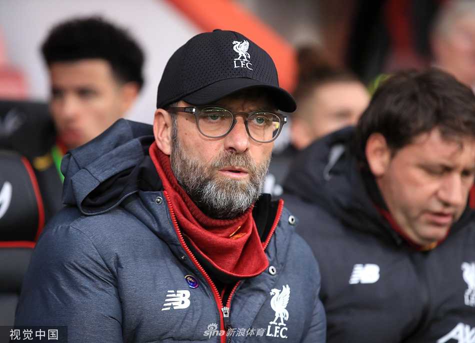 利物浦球员们在比赛结束后围成一圈，肩并肩互相鼓励，庆祝这场关键的客场胜利，团队氛围极佳