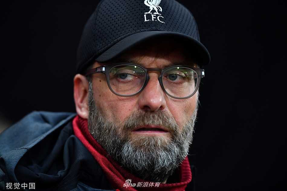 范戴克作为后防领袖，高高跃起争抢头球，展现出无与伦比的空中优势和统治力