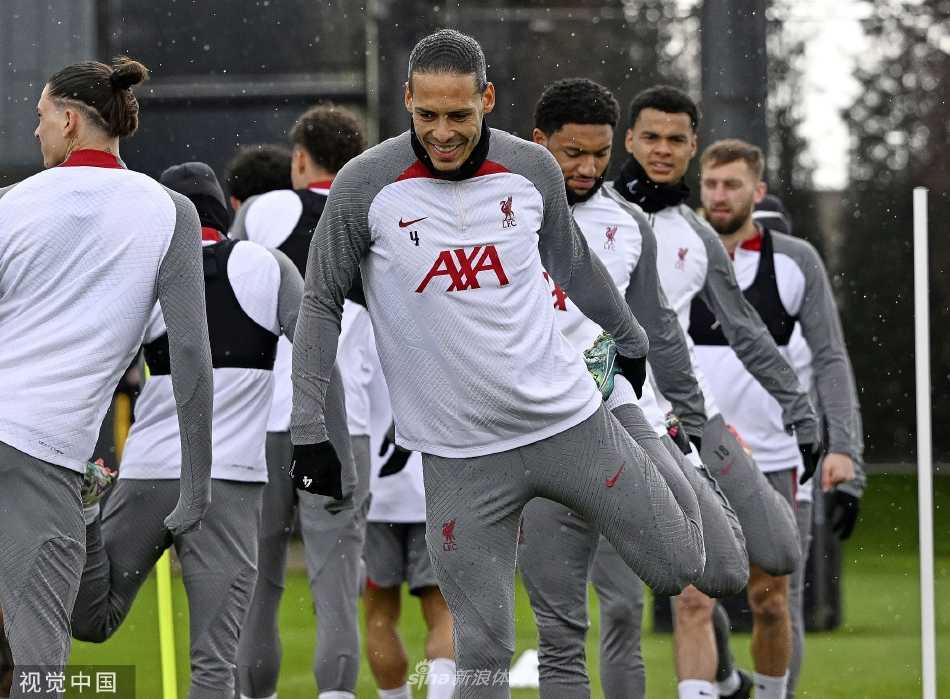 防线核心维吉尔·范迪克正在进行一对一防守演练，他张开双臂如同巨塔般封锁空间，表情冷静而充满威慑力。